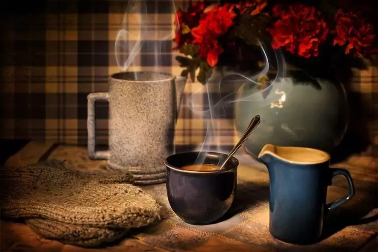 Horká káva s květinami zobrazující domácí pohodu